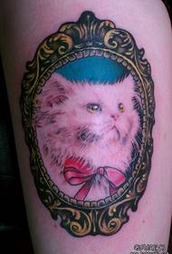 un motif de tatouage de chat avec des jambes de fille