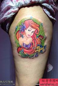 As tatuagens coloridas de sereia nas pernas são compostas de tatuagens.