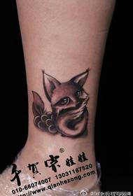Patrón de tatuaje de zorro pequeño de pierna de niña