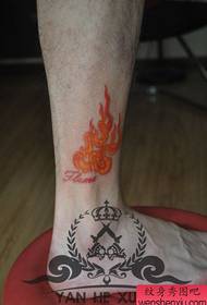 Нозете на девојките популарна класична шема на тетоважа со пламен во боја