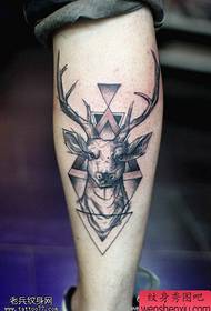 I tatuaggi dell'antilope creativa della gamba sono condivisi dalla Tattoo Hall