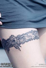 Femme, jambes, dentelle, arc, tatouages