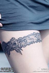 Tatuaggi con fiocco in pizzo gambe donna