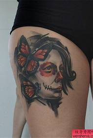 Lavoro del tatuaggio del ritratto del personaggio creativo della gamba