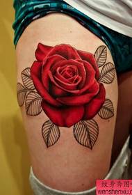 engem Uewerschenkel faarweg Peony Blummen Tattoo Muster