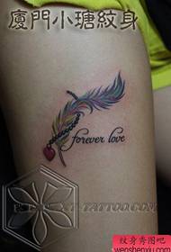 Bella coscia bella colorata piuma modello tatuaggio