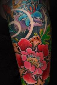 krásne kvetinové tetovanie na nohe