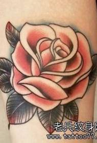 Spettacolo di tatuaggi, consiglia un tatuaggio colorato di rose