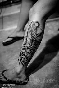 Візерунок татуювання акули на нозі