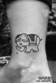 여자 다리를위한 귀여운 토템 코끼리 문신 패턴