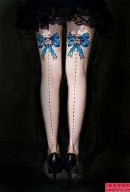 красива татуювання з лука на стегні