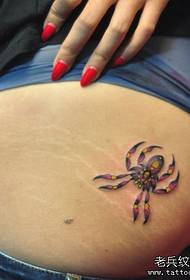 Un colorido patrón de tatuaje de araña en la pierna de la niña