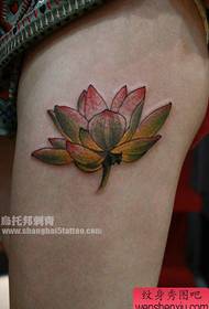 Moai en elegant lotus tattoo-patroan op 'e skonken fan famkes