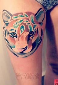Espectáculo de tatuaje, recomiende el patrón de tatuaje de tigre de color de pierna de mujer