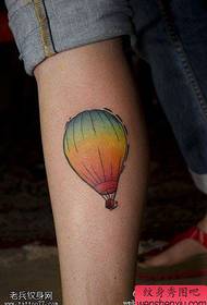 Tatoveringer med varm luftballon til ben deles af tatoveringer