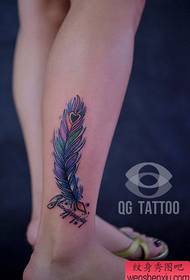 Le gambe delle ragazze sono bellissime piume e tatuaggi con lettere
