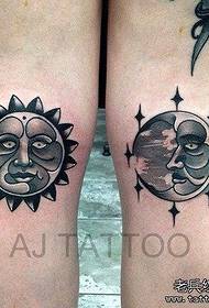 Donna gambe tatui di luna di sole