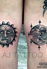 Femme jambes soleil lune tatouages