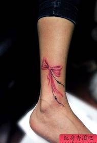 Gyönyörűen népszerű tetoválás mintázat a lányok lábain