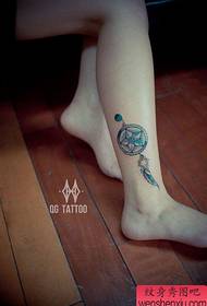 Vacker kvinnlig drömfangare tatuering på flickors ben
