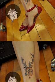 Padrão de tatuagem de veado clássico de tendência de pernas de beleza