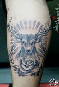 Шаблон татуювання чорно-сірого оленя з красивими ногами