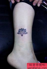 Küçük taze bacak lotus dövme işleri