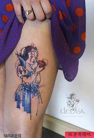 I tatuaggi delle gambe bianchi come la neve sono condivisi dalla Sala dei tatuaggi