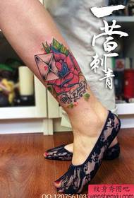 다리에 아름다운 팝 장미와 봉투 문신