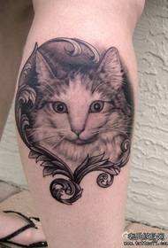 wzór tatuażu kota z matową nogą