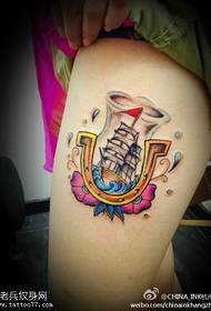 Frau Beine Farbe Segelboot Tattoo Arbeit