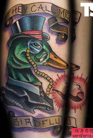 un tatuaggio creativo di anatra cartoon sulla gamba
