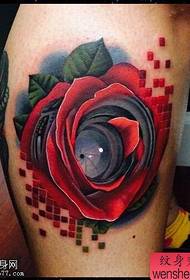 Татуировки с розами на ногах делятся на татуировки