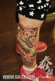 Um padrão de tatuagem de cabeça de tigre com uma perna super bonita
