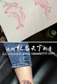Нога популарна класична шема на тетоважи со делфини