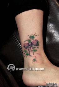 Lijepe ženske noge s realističnom realističnom tetovažom luka