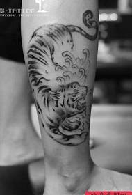 Láb le a hegyi tigris tetoválás munka