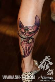 다리에 멋진 클래식 고양이 문신 패턴