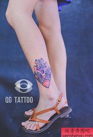 Super chat mignon avec motif de tatouage de diamant sur les jambes des filles