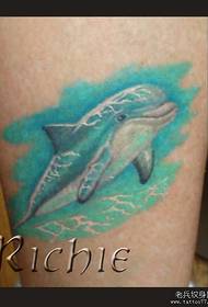 Добре виглядає класична татуювання дельфінів на ногах