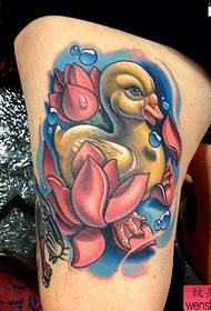 un tatuatu di anatra creattivu in a perna