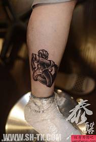 Kotevní tetovací vzor s pěknými nohama