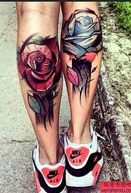 Kāju krāsas rožu tetovējuma darbs