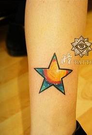 Čudovit in čudovit barvit zvezdasti vzorec tetovaže s petimi zvezdicami za noge deklet