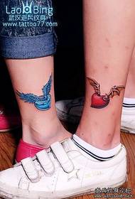 Par färg kärlek vingar tatuering
