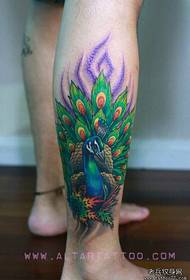 Skaists krāsains pāva tetovējuma raksts uz kājām