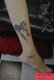 I tatuaggi dell'arco del merletto della gamba sono condivisi dai tatuaggi