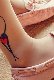 Ženske noge majhna sveža mačja tetovaža deluje
