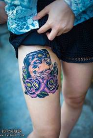 Ženské nohy, Wang Xingren, ružové tetovanie