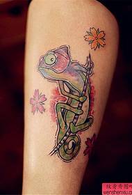 Noha kreatívne tetovanie chameleón